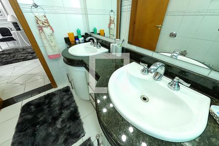 Casa à venda com 390m², 6 quartos e 4 vagas Casa à venda com 390m², 6 quartos e 4 vagasdetalhe banheiro suite 3