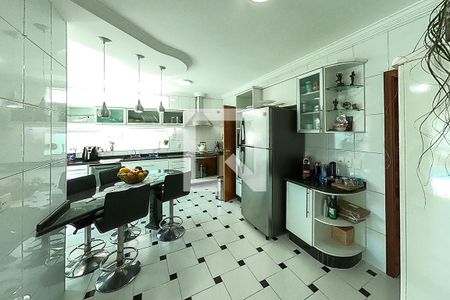 Casa à venda com 390m², 6 quartos e 4 vagas Casa à venda com 390m², 6 quartos e 4 vagascozinha