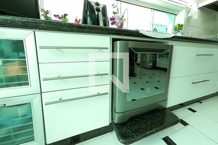 Casa à venda com 390m², 6 quartos e 4 vagas Casa à venda com 390m², 6 quartos e 4 vagascozinha armarios