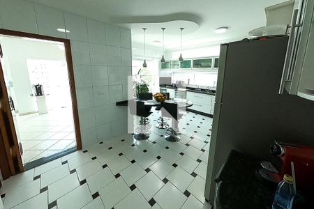 Casa à venda com 390m², 6 quartos e 4 vagas Casa à venda com 390m², 6 quartos e 4 vagascozinha