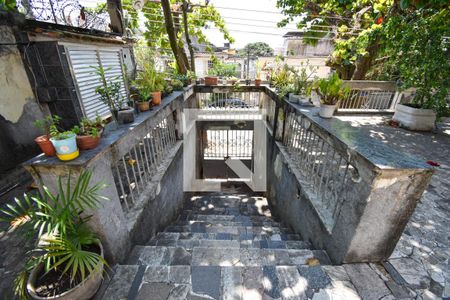 Casa à venda com 450m², 6 quartos e 1 vagaEscada de entrada