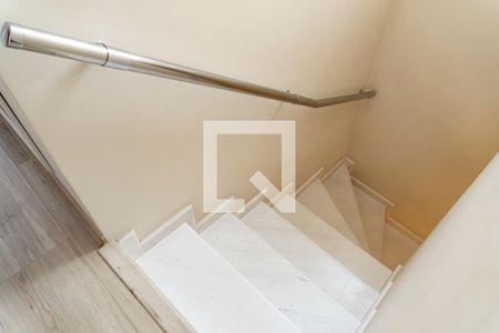 Casa à venda com 196m², 2 quartos e 2 vagasEscada