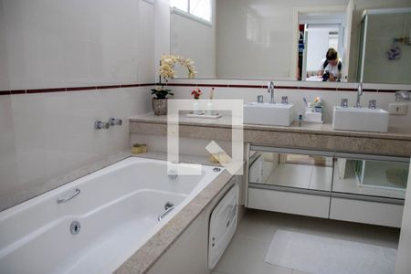 Casa à venda com 361m², 4 quartos e 6 vagasBanheiro do Quarto 1