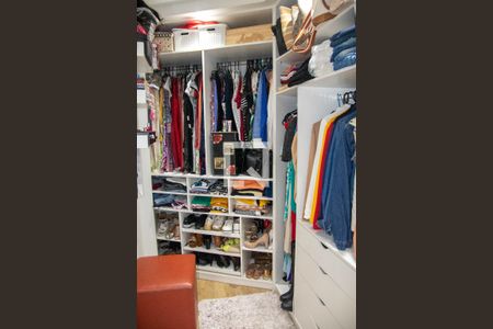 Casa à venda com 361m², 4 quartos e 6 vagasCloset da suíte 1