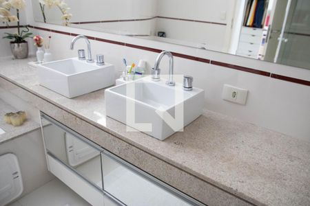 Casa à venda com 361m², 4 quartos e 6 vagasBanheiro do Quarto 1