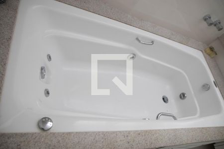 Casa à venda com 361m², 4 quartos e 6 vagasBanheiro do Quarto 1