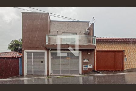 Casa à venda com 180m², 3 quartos e 3 vagas Casa à venda com 180m², 3 quartos e 3 vagasFachada