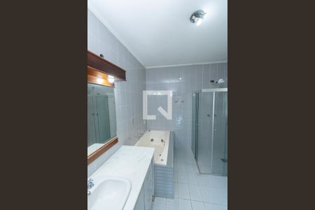 Casa à venda com 384m², 5 quartos e 4 vagasBanheiro da Suíte 1