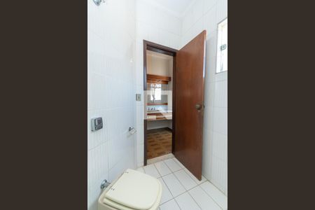 Casa à venda com 384m², 5 quartos e 4 vagasBanheiro Social