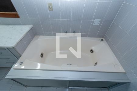 Casa à venda com 384m², 5 quartos e 4 vagasBanheira Banheiro da Suíte 1