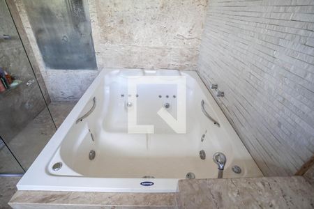 Casa à venda com 294m², 7 quartos e 8 vagasBanheiro da suíte 