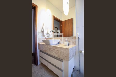 Casa à venda com 294m², 7 quartos e 8 vagasBanheiro social 