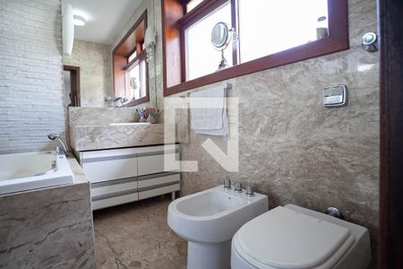 Casa à venda com 294m², 7 quartos e 8 vagasBanheiro da suíte 