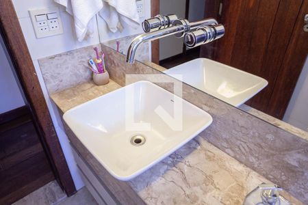 Casa à venda com 294m², 7 quartos e 8 vagasBanheiro social 