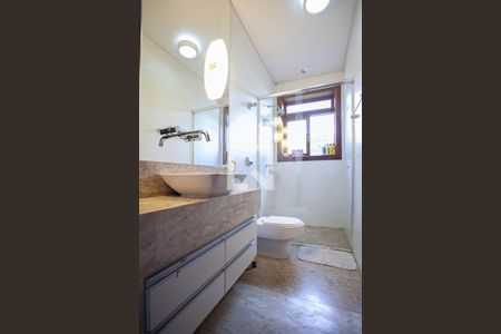 Casa à venda com 294m², 7 quartos e 8 vagasBanheiro social 