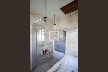 Casa à venda com 294m², 7 quartos e 8 vagasBanheiro da suíte 