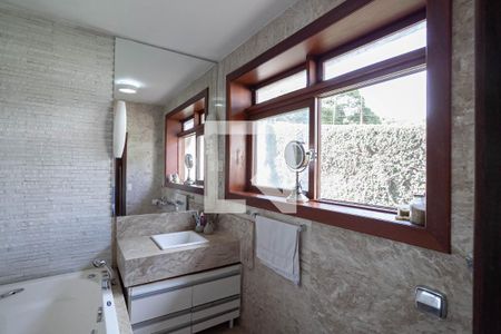 Casa à venda com 294m², 7 quartos e 8 vagasBanheiro da suíte 