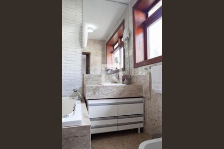 Casa à venda com 294m², 7 quartos e 8 vagasBanheiro da suíte 