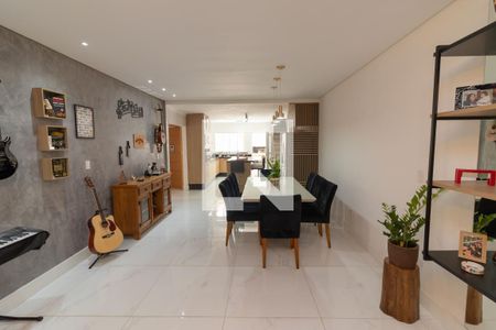 Sala Estar e Jantar de casa à venda com 3 quartos, 250m² em Jardim Ester, São Paulo