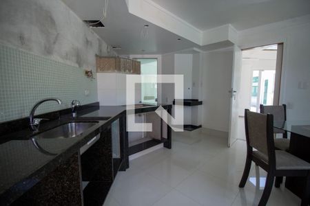 Casa à venda com 380m², 6 quartos e 6 vagas Casa à venda com 380m², 6 quartos e 6 vagasCozinha e Área de Serviço