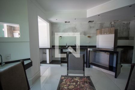 Casa à venda com 380m², 6 quartos e 6 vagas Casa à venda com 380m², 6 quartos e 6 vagasCozinha e Área de Serviço