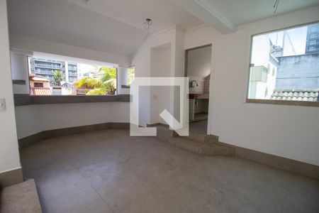 Casa à venda com 380m², 6 quartos e 6 vagas Casa à venda com 380m², 6 quartos e 6 vagasHall do Segundo Andar