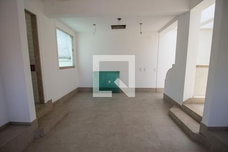 Casa à venda com 380m², 6 quartos e 6 vagas Casa à venda com 380m², 6 quartos e 6 vagasHall do Segundo Andar