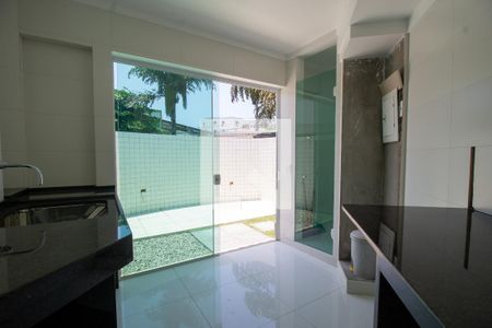 Casa à venda com 380m², 6 quartos e 6 vagas Casa à venda com 380m², 6 quartos e 6 vagasCozinha e Área de Serviço