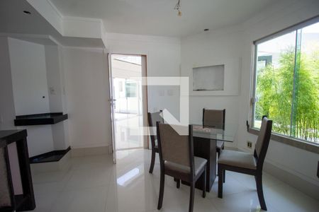 Casa à venda com 380m², 6 quartos e 6 vagas Casa à venda com 380m², 6 quartos e 6 vagasCozinha e Área de Serviço