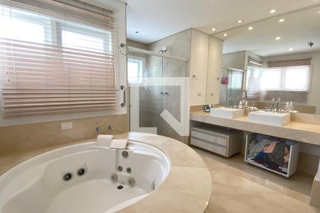 Casa de condomínio para alugar com 450m², 3 quartos e 4 vagasBanheiro da Suíte 1
