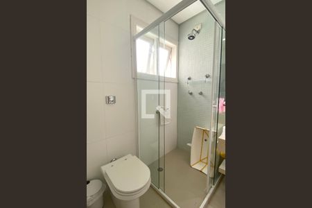 Casa de condomínio para alugar com 450m², 3 quartos e 4 vagasBanheiro da Suíte 2