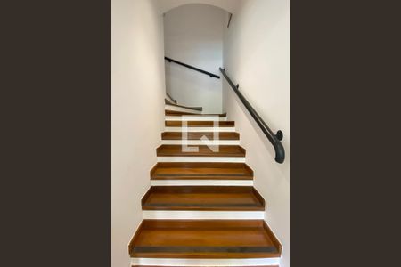 Casa de condomínio para alugar com 450m², 3 quartos e 4 vagasEscada
