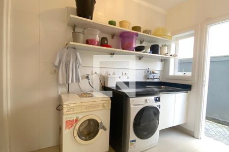 Casa de condomínio para alugar com 450m², 3 quartos e 4 vagasÁrea de Serviço