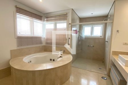 Casa de condomínio para alugar com 450m², 3 quartos e 4 vagasBanheiro da Suíte 1