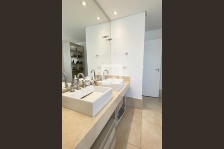 Casa de condomínio para alugar com 450m², 3 quartos e 4 vagasBanheiro da Suíte 1