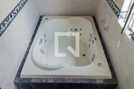 Casa para alugar com 330m², 5 quartos e 8 vagasBanheiro da Suíte 1