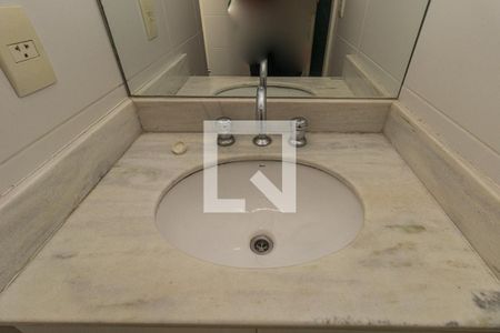 Banheiro de kitnet/studio para alugar com 1 quarto, 30m² em Rio Branco, Porto Alegre