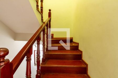 Casa à venda com 280m², 4 quartos e 4 vagas Casa à venda com 280m², 4 quartos e 4 vagasEscada