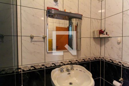 Casa à venda com 383m², 5 quartos e 8 vagasBanheiro do Quarto 1