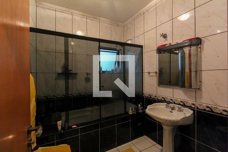 Casa à venda com 383m², 5 quartos e 8 vagasBanheiro do Quarto 1