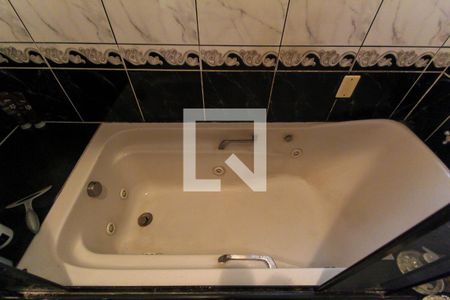 Casa à venda com 383m², 5 quartos e 8 vagasBanheiro do Quarto 1