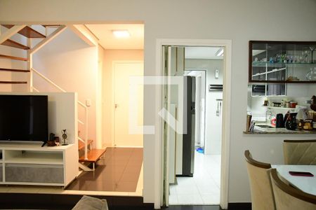 Sala de casa de condomínio para alugar com 3 quartos, 138m² em Jardim Rebelato, Cotia