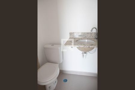 Banheiro de kitnet/studio para alugar com 0 quarto, 25m² em Vila Nilo, São Paulo