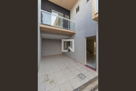 Casa de condomínio para alugar com 110m², 2 quartos e 1 vaga Casa de condomínio para alugar com 110m², 2 quartos e 1 vagaFachada