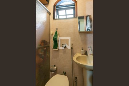 Casa à venda com 190m², 3 quartos e 1 vagaBanheiro de Serviço (primeiro andar)