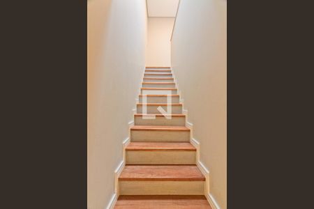 Escada de casa para alugar com 3 quartos, 160m² em Vila Albertina, São Paulo