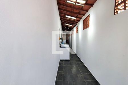 Casa à venda com 256m², 4 quartos e 3 vagasCorredor quintal