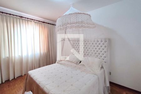 Casa à venda com 256m², 4 quartos e 3 vagasQuarto suíte