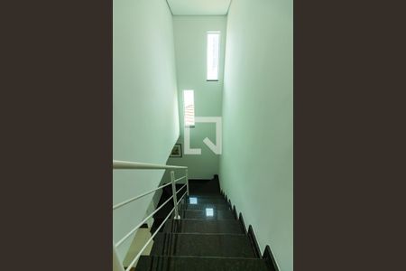 Casa à venda com 220m², 3 quartos e 4 vagas Casa à venda com 220m², 3 quartos e 4 vagasEscada