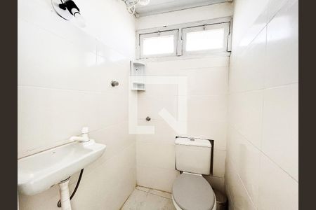 Banheiro de kitnet/studio para alugar com 1 quarto, 29m² em Centro Histórico, Porto Alegre